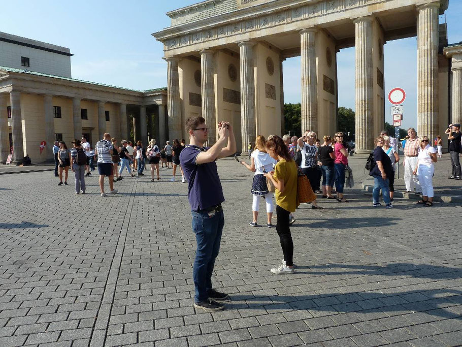 Am Folgetag nach getaner Arbeit das Tourismusprogramm: Ausflug zum Brandenburger Tor und ein Spaziergang durchs Parlamentsviertel