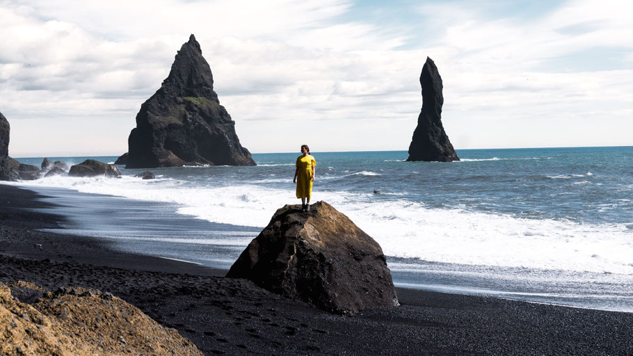 Frau steht auf Stein vor Meer. Bild von Theodor Vasile auf Unsplash. 