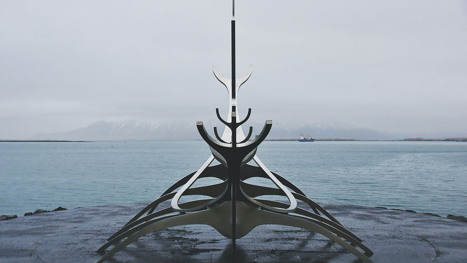 Skulptur "Sonnenfahrt" des isländischen Künstlers Jón Gunnar Árnason in Reykjavík. Bild von Sam Bark auf Unsplash. 