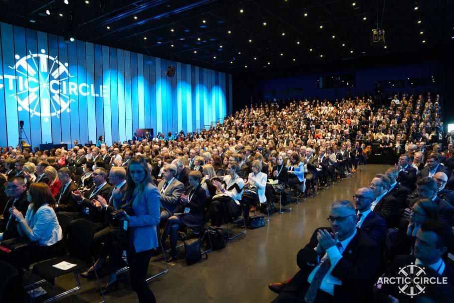 Fahnen des "Arctic Circle" wehen vor dem Konzert- und Konferenzzentrum Harpa in Reykjavík. Bild von Arctic Circle.