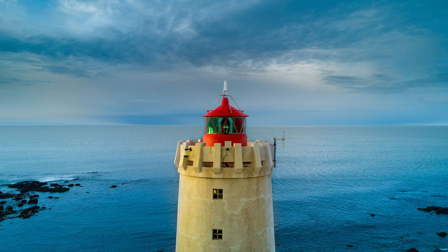 Blick auf einen Leuchtturm am Meer. Bild von Willian Justen de Vasconcellos auf Unsplash. 