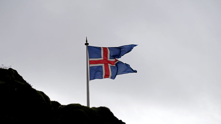 Island-Flagge auf einem Berg. Bild von Young Shih auf Unsplash.