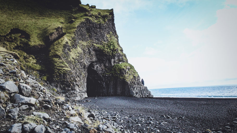 Schwarzer Sandstrand von Reynisfjara im Süden Islands. Bild von Andrea de Santis auf Unsplash. 