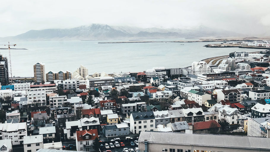 Luftaufnahme von Reykjavík mit Blick auf die Bucht. Bild von Annie Spratt auf Unsplash.