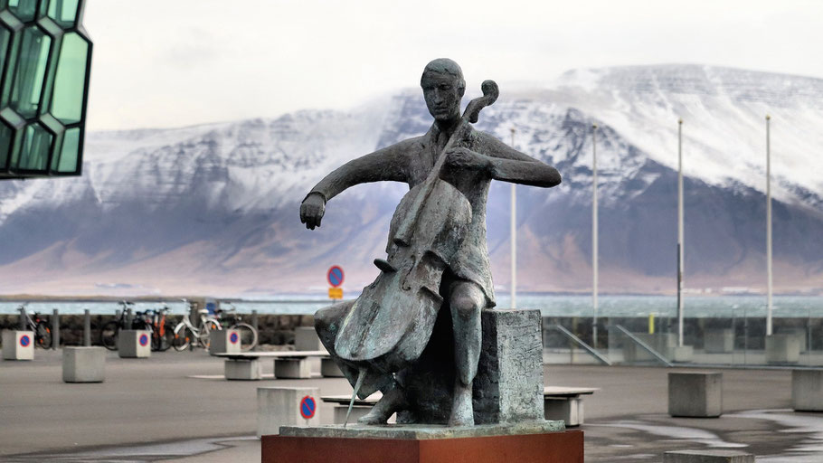 Skulptur "Der Mann mit dem Cello" vor dem Konzert- und Konferenzzentrum Harpa in Reykjavík. Bild von Paul Bates auf Pixabay.