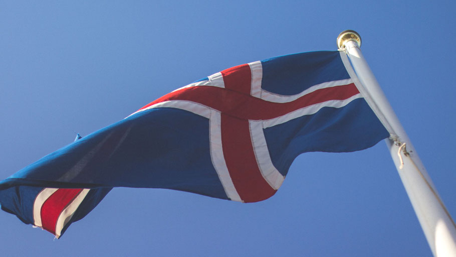 Isländische Flagge. Bild von Simon Schmitt auf Unsplash.