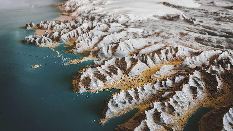 Luftbild der isländischen Küste. Bild von Savelsberg auf Unsplash. 