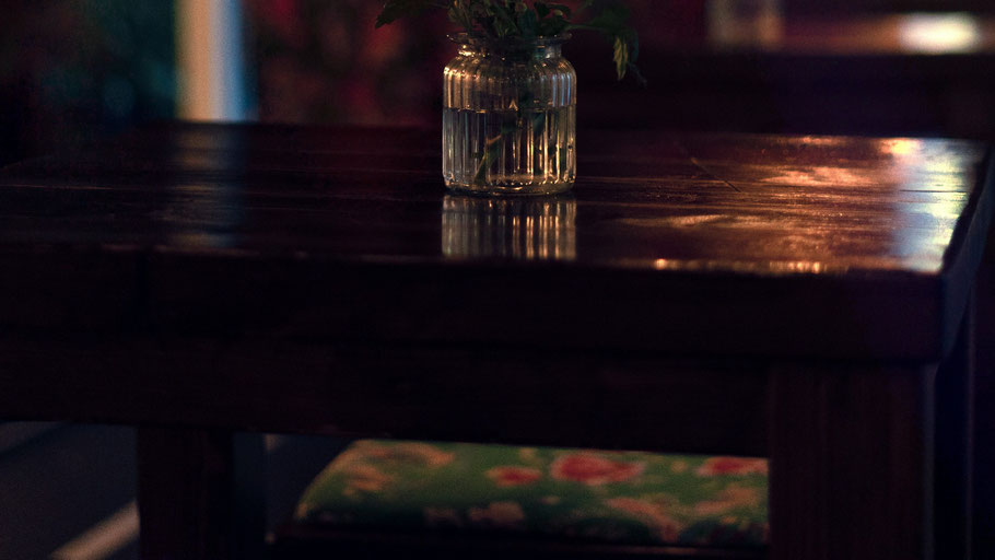 Tisch in japanischem Restaurant. Bild von Mike Cho auf Unsplash. 