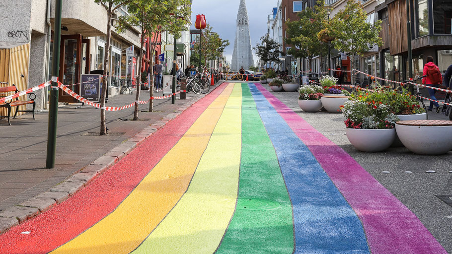 Die Einkaufsmeile Skólavörðustígur wurde 2015 zur ersten Regenbogenstraße der Welt. Bild von Square Lab auf Unsplash.