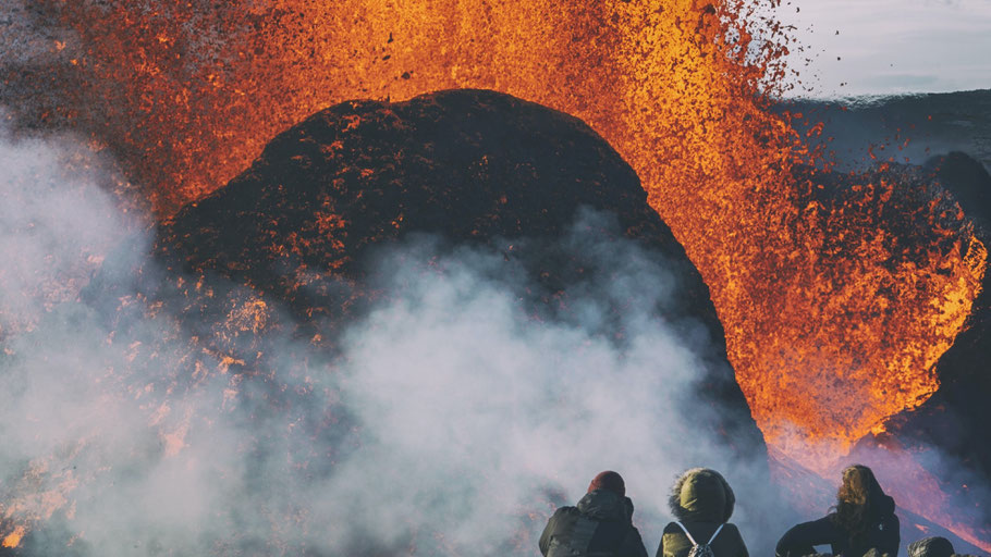 Schaulustige am Vulkan Fagradalsfjall. © Jonatan Pie auf Unsplash.