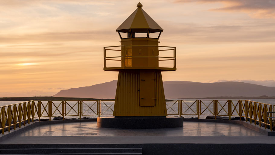Leuchtturm im Abendlicht. Bild von Ylona Maria Rybka auf Unsplash. 