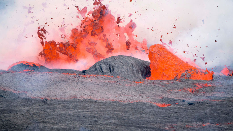 Lava eruptiert aus Vulkanspalten. Bild von Pierre-Yves Burgi auf Unsplash. 