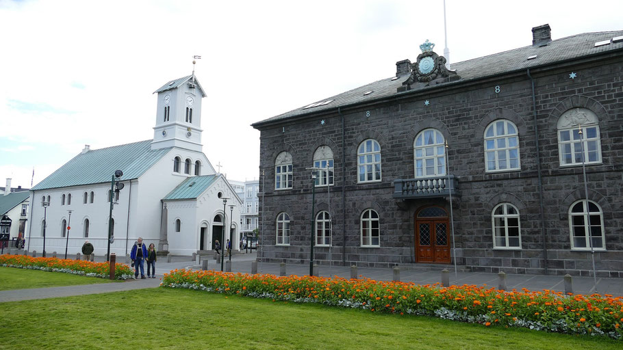 Der Dom von Reykjavík neben dem Parlamentsgebäude. Bild von falco auf Pixabay.