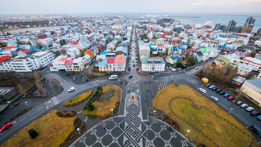 Luftbild von Reykjavík. Bild von Andrew Smales auf Unsplash. 