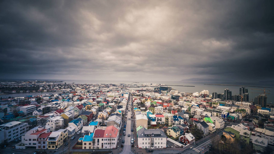 Luftbild von Reykjavík. Bild von Chris Lawton auf Unsplash. 