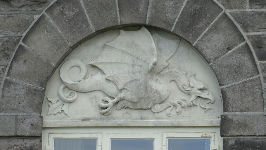 Blick auf ein Fensterelement mit Drachen am Parlament. Bild von falco auf Pixabay. 