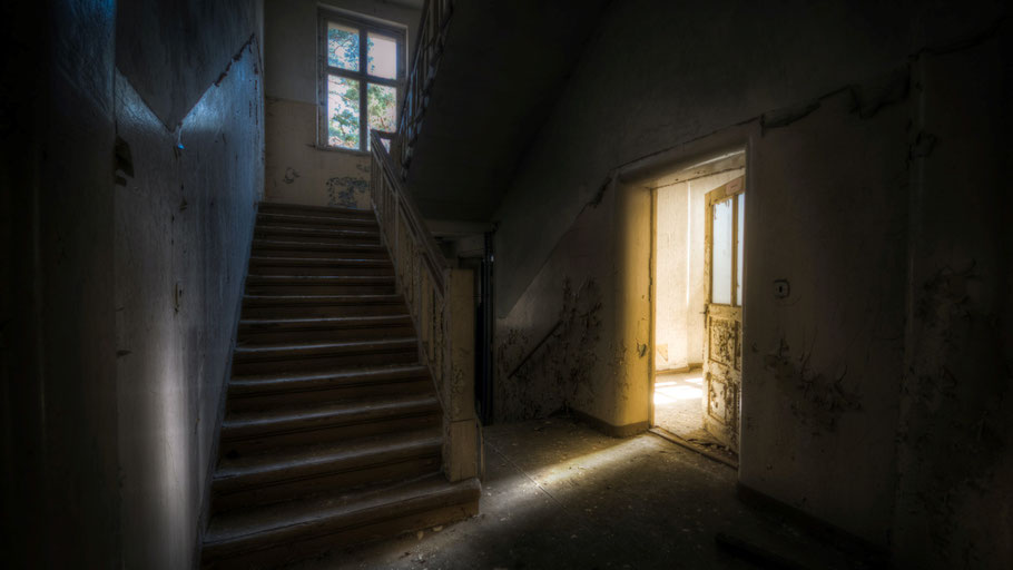 Treppenaufgang in einem verlassenen Haus. Foto von Nathan Wright auf Unsplash.