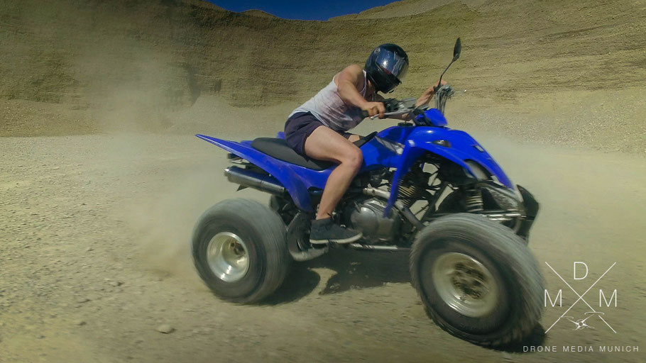 Drohnenaufnahme eines driftenden Quads in der Kiesgrube mit Action