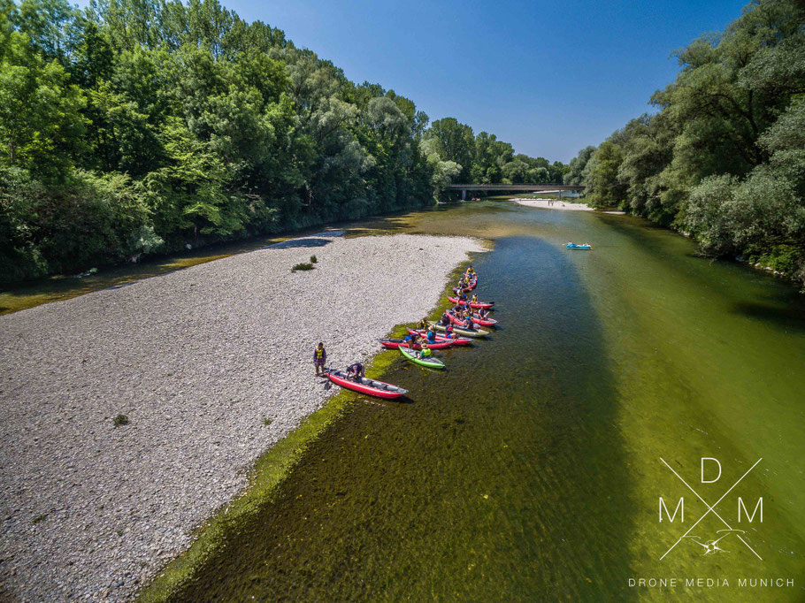 Luftaufnahme Kanutour auf der Isar im Sommer