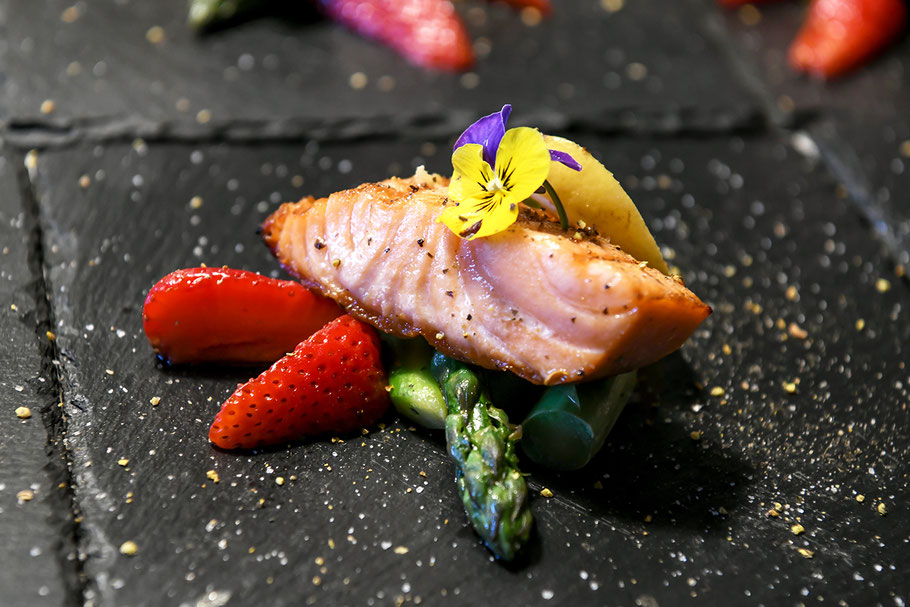 Lachssteak mit Erdbeeren und Spargel