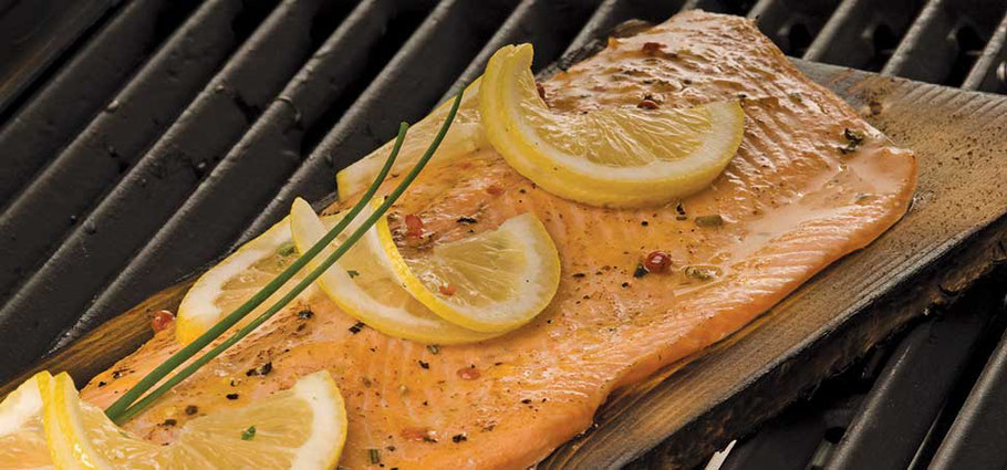Lachs auf der Zedernholzplanke