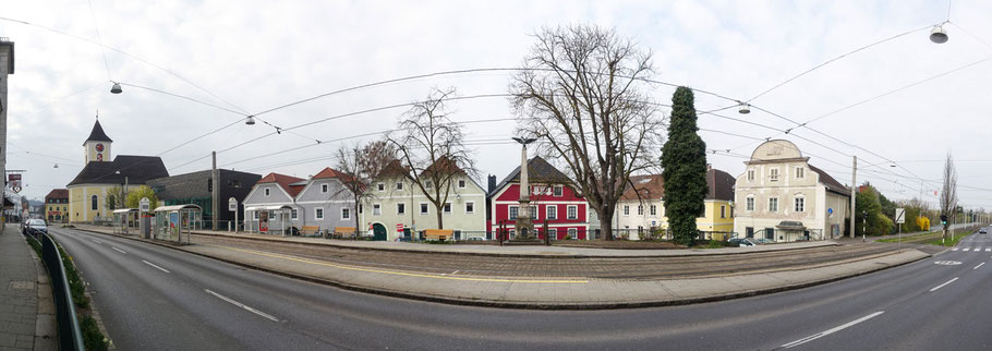 Kirche, restaurierte alte Häuser, Straßenbahnhaltestelle