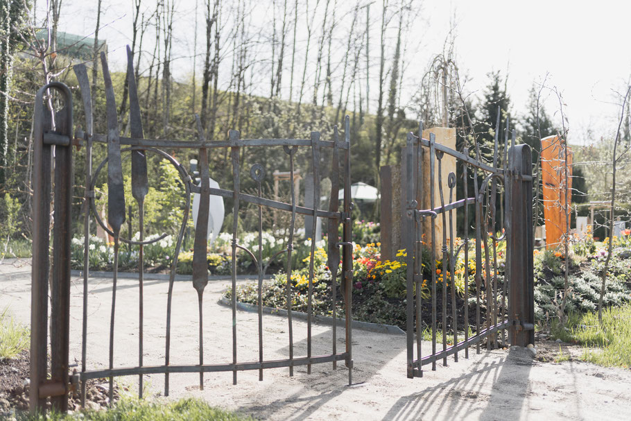 geschmiedetes Gartentor in einer angelegten Grabanlage auf der Landesgartenschau in Wangen 2024