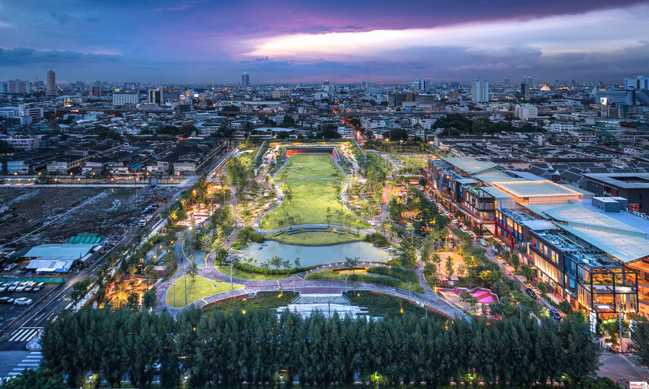 Luftbild desChulalongkorn University Centennial Park bei Nacht (Quelle: https://ideas.ted.com/when-bangkok-floods-and-it-floods-a-lot-this-park-does-something-amazing/)