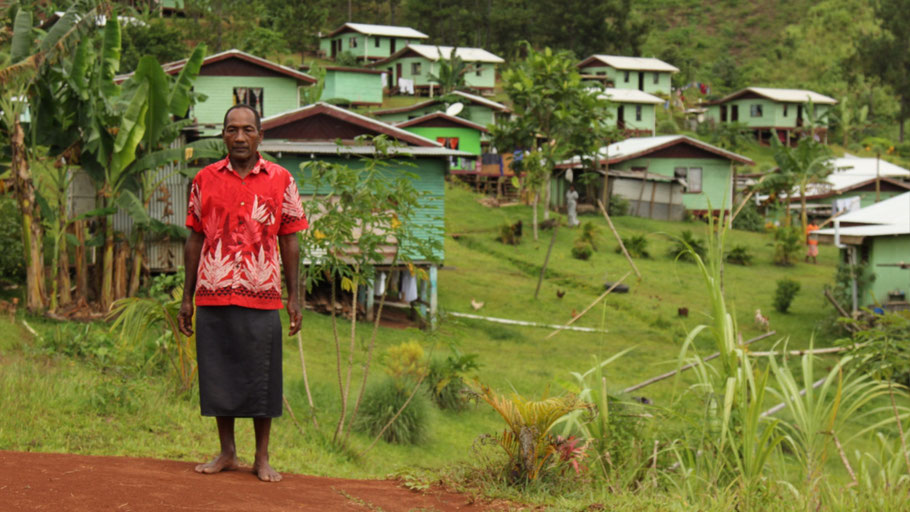  Bürgermeister Sailosi Ramatu vor Vunidogoloa an seinem neuem Standort (Quelle: Loes Witschge / Al Jazeera unter https://www.aljazeera.com/indepth/features/fiji-villages-move-due-climate-change-180213155519717.html)