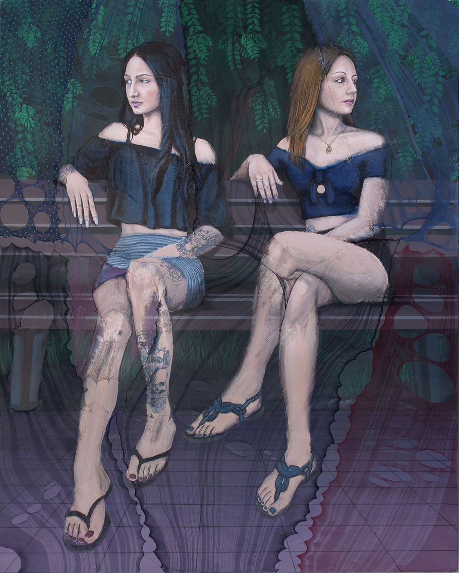 Peinture contemporaine urbaine représentant deux jeunes femmes assises sur un banc, dans un décor de feuillages et de motifs. L’œuvre mêle figuration et art textile dans un double portrait en pied réaliste mêlé à des collants de récupération. 