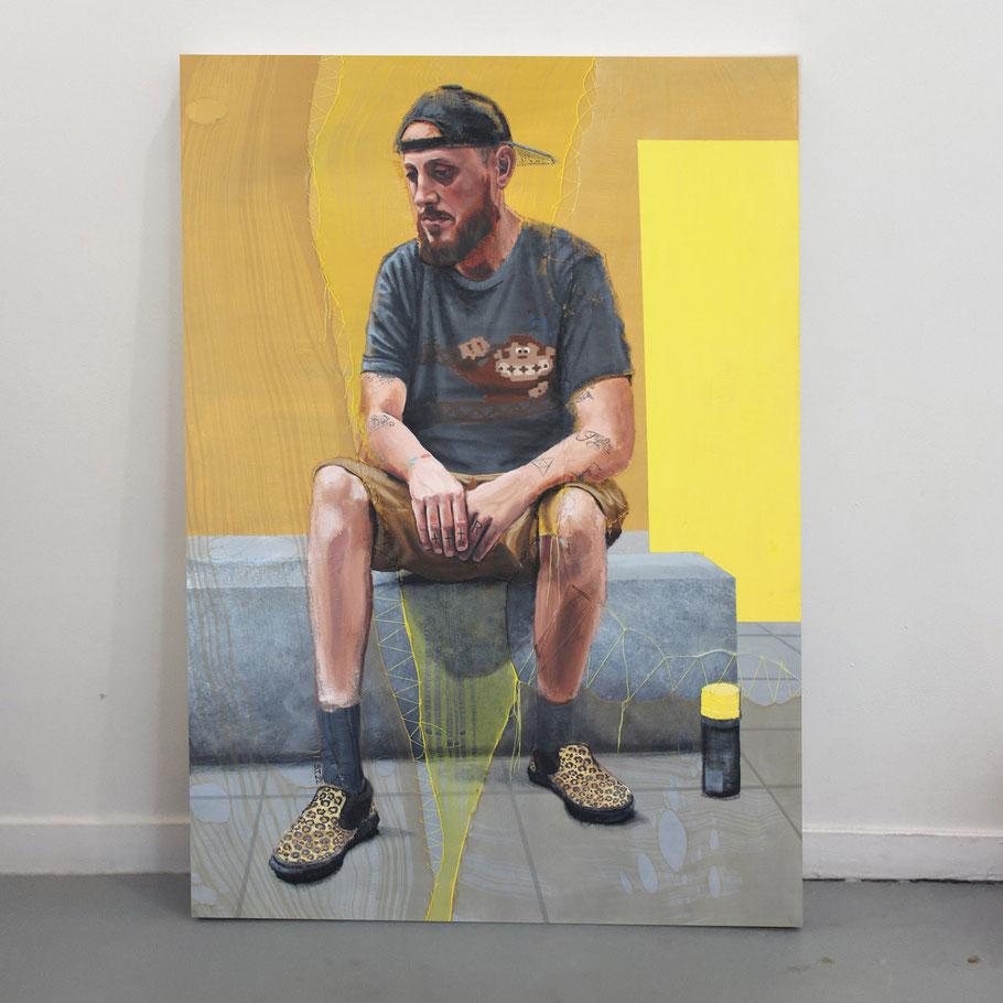 Portrait peint d’un homme barbu et tatoué assis en tenue urbaine ; œuvre contemporaine mêlant peinture figurative et art textile, couture, textures – portrait d’un artiste plasticien, art urbain et textile contemporain.