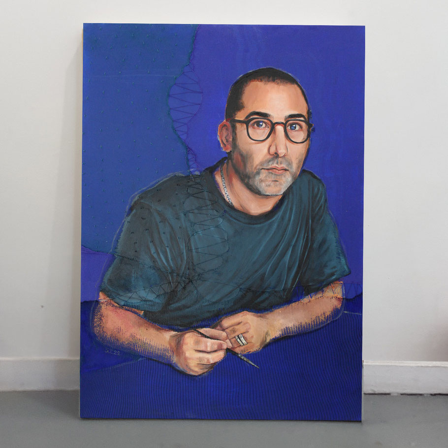 Portrait d’un homme aux lunettes noires, peint sur fond bleu avec effets textiles faits à partir de collants ; il tient un pinceau dans ses mains – peinture contemporaine et art textile, portrait d’artiste dans un style figuratif moderne avec couture.