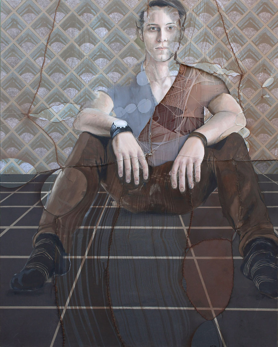 Portrait textile d’un jeune homme assis, dans un espace géométrique avec motifs, collage et collants tendus, filés, déchirés et suturés sur la toile. L’œuvre explore l'identité masculine, la posture et la matière avec subtilité textile et tension visuelle