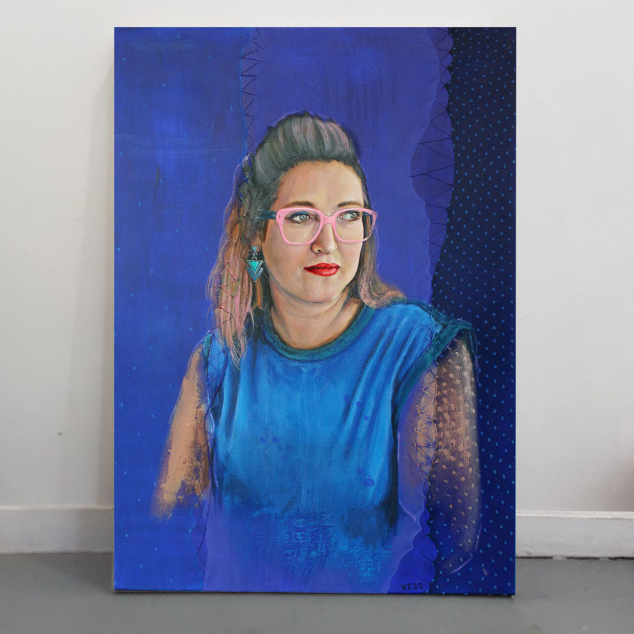 Portrait peint d’une femme aux lunettes roses, fond bleu marine de collants brodés, art textile et peinture contemporaine mêlés – portrait féminin expressif, broderies décoratives sur textile, œuvre d’art moderne originale.