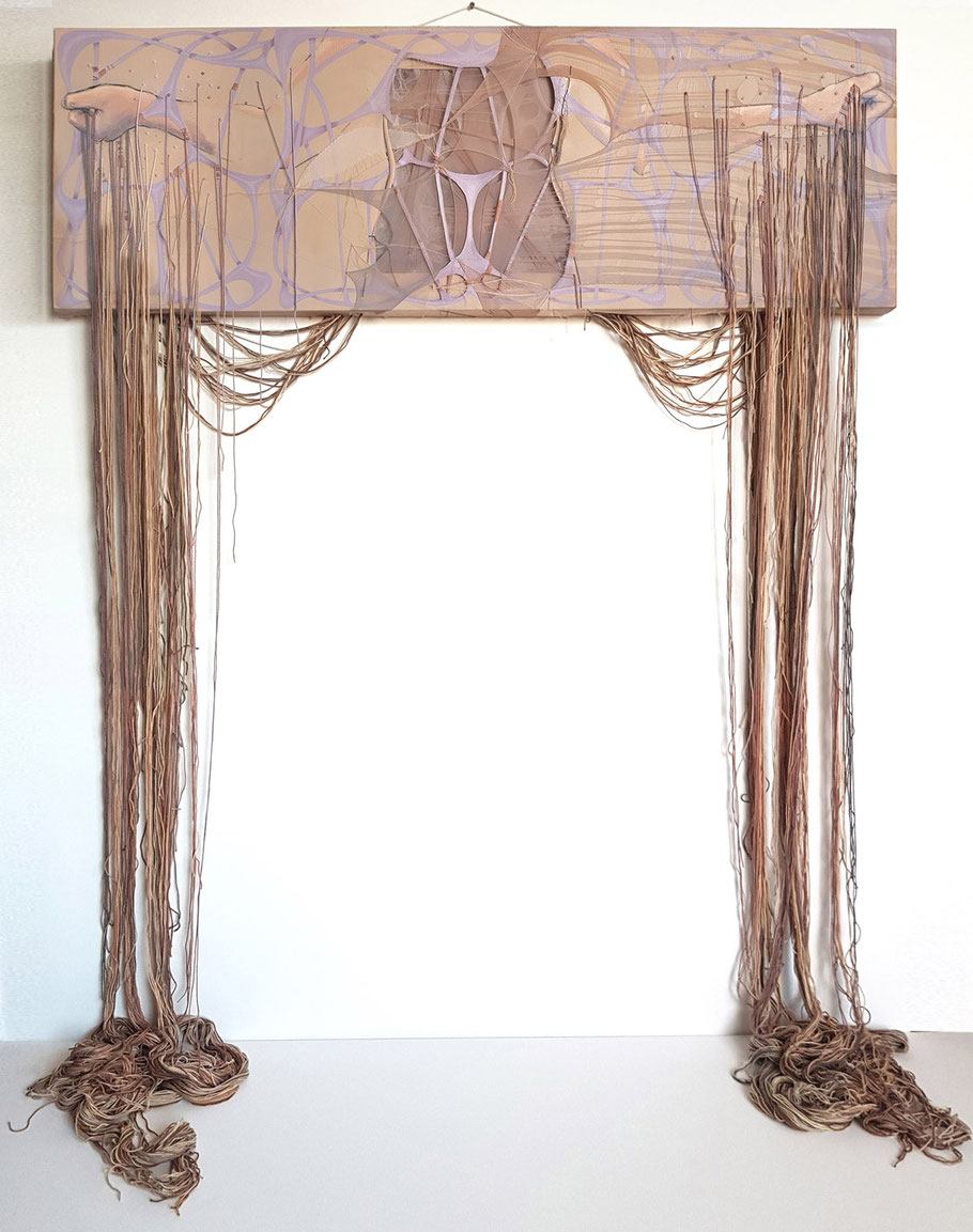 Installation textile mêlant peinture, collants tendus et cousus sur la toile et fils brodés ou sortant du support. Un torse féminin de dos émerge d’entrelacs, de superposition de peau, de muscle et de tendon. Art du fil et corporalité textile en tension. 