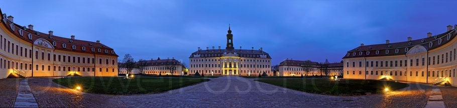 Panoramaansicht Schloss Hubertusburg in Wermsdorf zur Blauen Stunde.