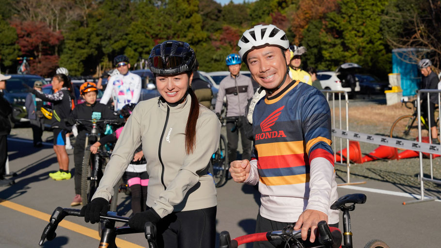 シクロクロスに初挑戦のYUKARIさん(左)今田イマオさん(右)