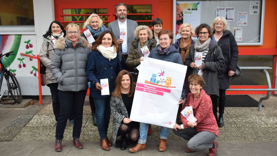 Bei ihrem letzten Treffen stellten die Mitglieder des Arbeitskreises für gemeinsames präventives Handeln den Wegweiser für Familien vor - hier mit einer vergrößerten Titelseite