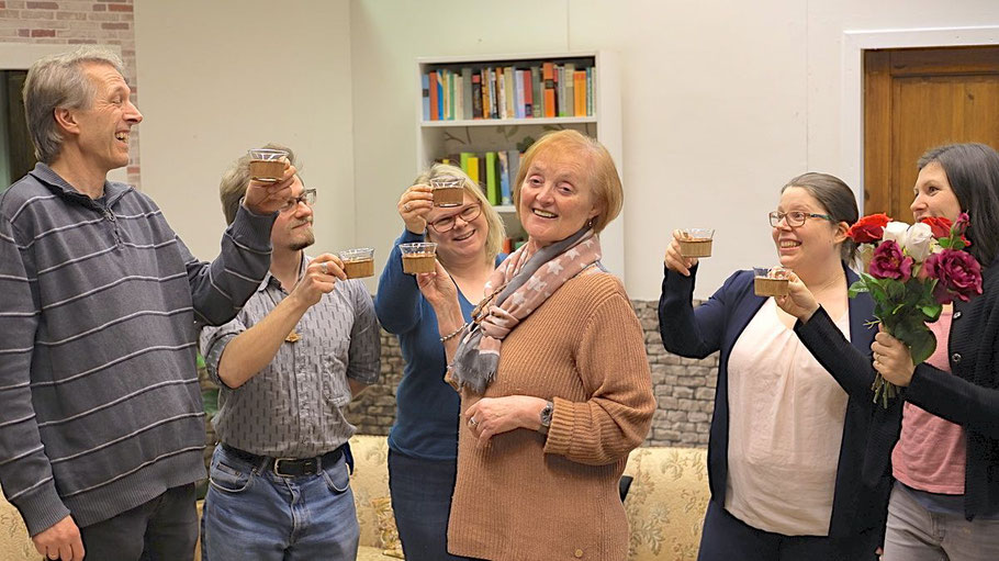 Ein Gläschen Amaretto auf das neue Stück: Jens Rapude, Peter Lange, Nicole Bastein,, Monika Hopman, Mirella Maaß und Gina Klaus (v.l.)