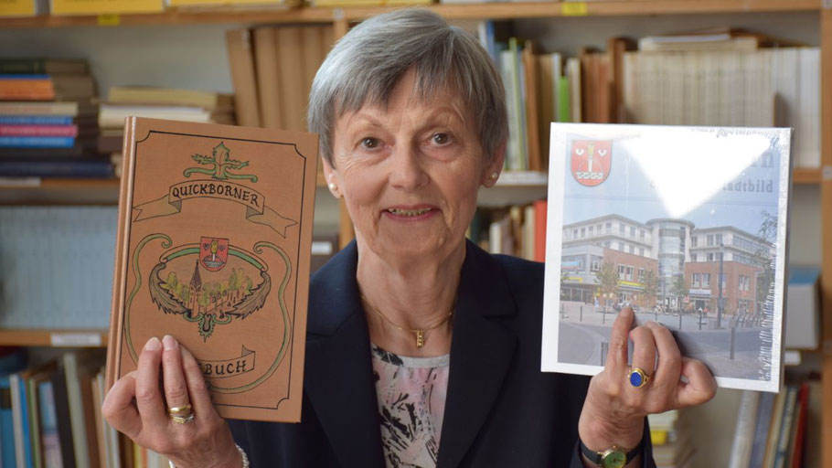 Irene Lühdorff präsentiert u.a. die Schriften, die die Geschichtswerkstatt herausgegeben hat.