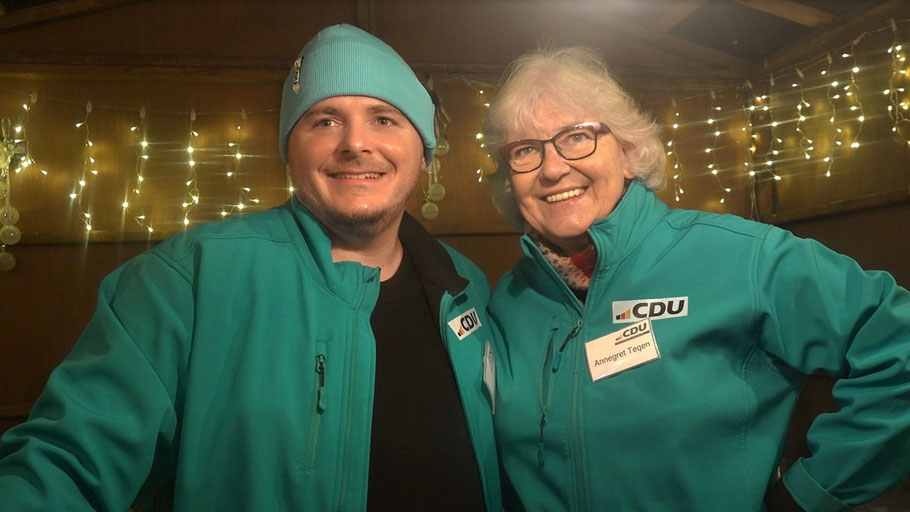 Auch die CDU war auf dem Weihnachtsmarkt präsent, hier die Fraktionsvorsitzende Annegret Tegen und Ortvorsitzender Mirko Beckmann „im Dienst"