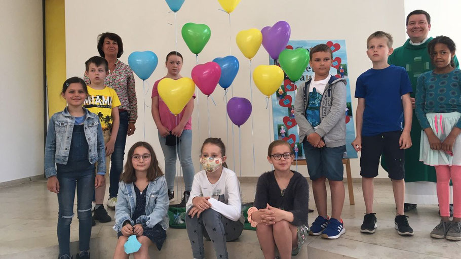 Dorothe Driessen und Pastor Heiko Kiehn überreichten den Kindern zum Start der Vorbereitungen bunte Luftballons