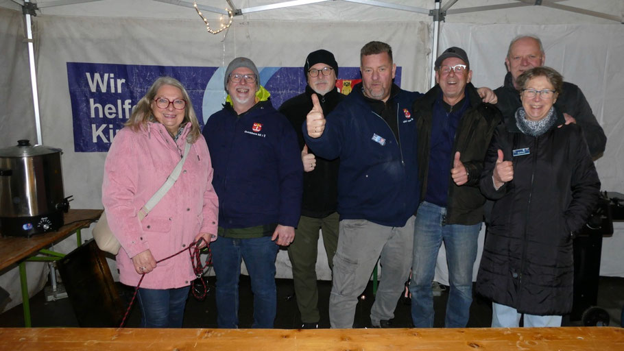 Nach dem erfolgreichen Verkauf von Bratwurst und Glühwein durfte das Team von „Quickborn hilft", der einzige Verein bei der Aktion, dann auch schon zufrieden aufräumen ....