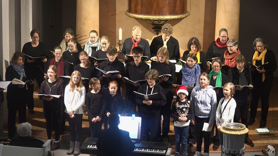 Zu dem Song „Wenn Du daran glaubst" fanden sich die Cheerful Voices und der Kinder- und Jugendchor (vorn) zusammen