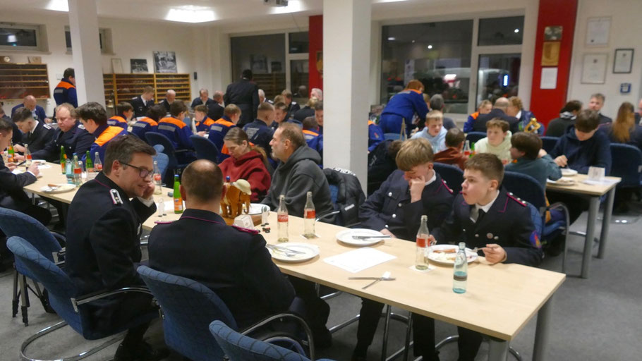Im Anschluss an die Versammlung stärkten sich alle Teilnehmer mit Würstchen und Kartoffelsalat und ließen die Versammlung mit zahlreichen Gesprächen ausklingen.