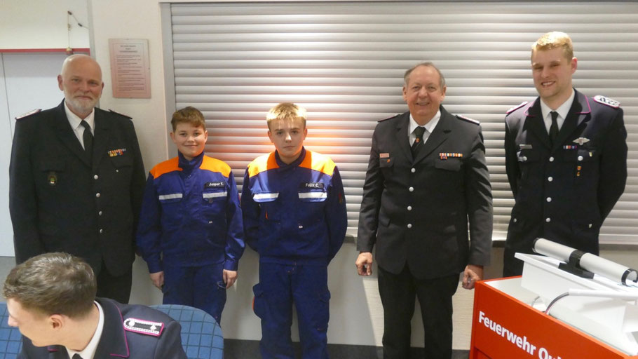 Jasper Theophil und Felix Czyttrich (v. l.) werden ebenso wie Jella und Tilda Kohlhagen (nicht im Bild) nach ihrem Anwärterjahr in die Jugendfeuerwehr übernommen, hier gerahmt von Wehrführung und Jugendwart.