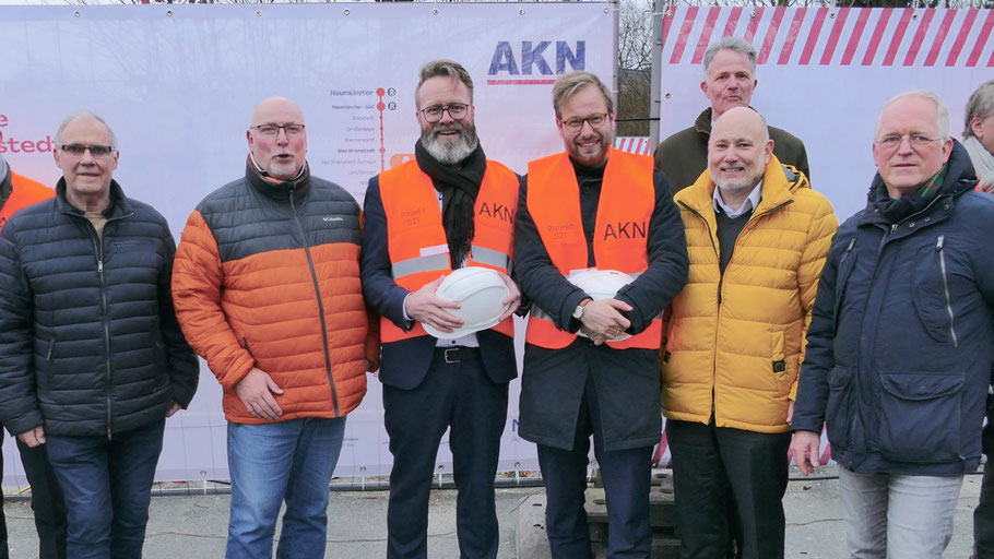 Gemeinsam mit Verkehrsminster Claus Ruhe Madsen und Verkehrssenator Anjes Tjarks (in AKN-Jacken) freuten sich die Bürgermeister Rolf Lammert, Kay Löhr, Thomas Beckmann und Ralf Martens (v.l.), im Hintergrund Segebergs Landrat Jan Peter Schröder