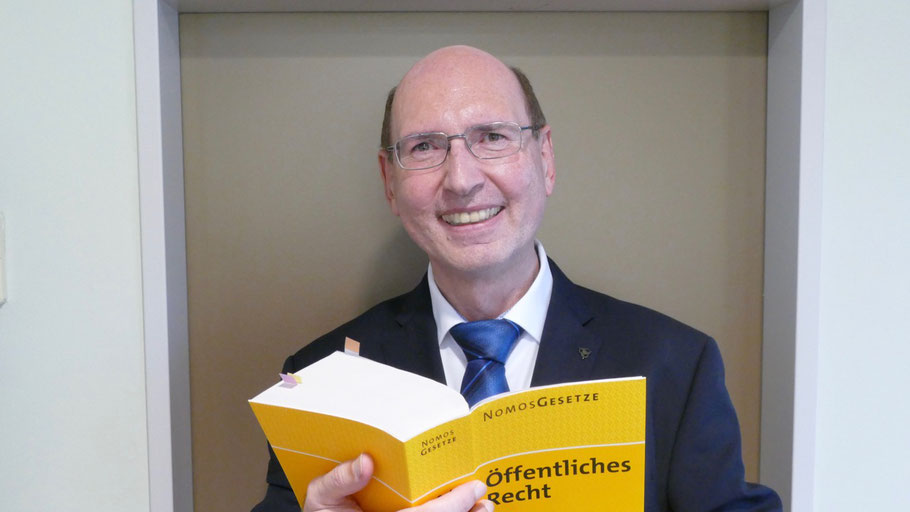 Der Voll-Jurist und Dipl.-Kaufmann Dr. Alp Kor ist der neue Fachdienstleiter Rechtsangelegenheiten bei der Stadt Quickborn