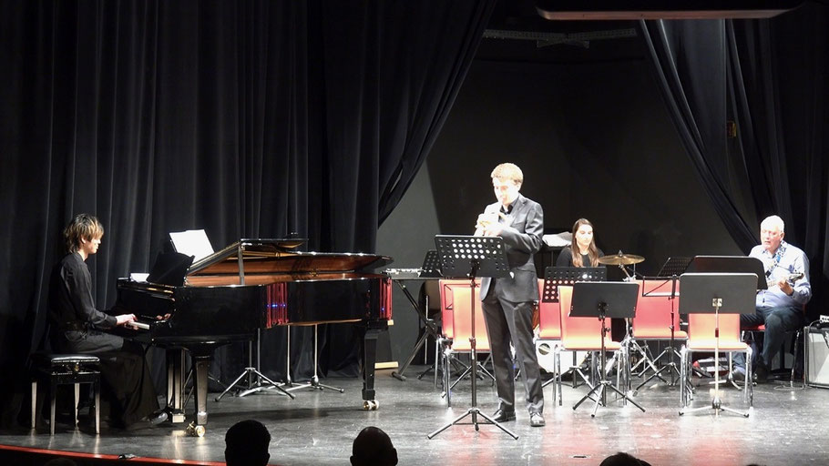 Julian Hagens (Flügelhorn), Henry Firlay (Klavier), Jörg Schmidt-Hohensee (Bass) und Jule Wendt (Drum-Set) präsentierten eine Ballade von Stefan Milewski, dem Vater von Anna Milewska