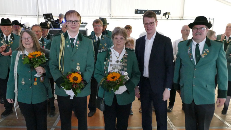 Romy Spethmann (Mitte) heißt die Schützenkönigin 2025, 1. Ritter ist Finn Brunkhorst (2. v.l.), 2. Ritter Birgit Bruhn (l.), der CDU-Bundestagsabgeordete Daniel Kölbl überreichte die Ehrung, der Vorsitzende Ralph Nolte freute sich